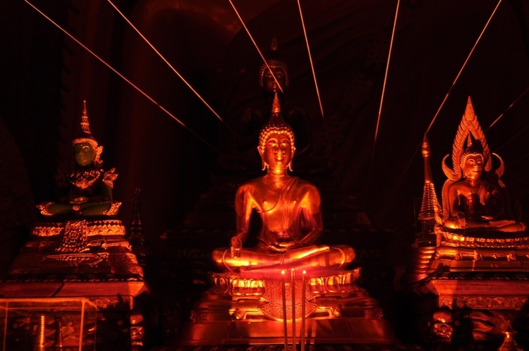Buddhas and chanting strings