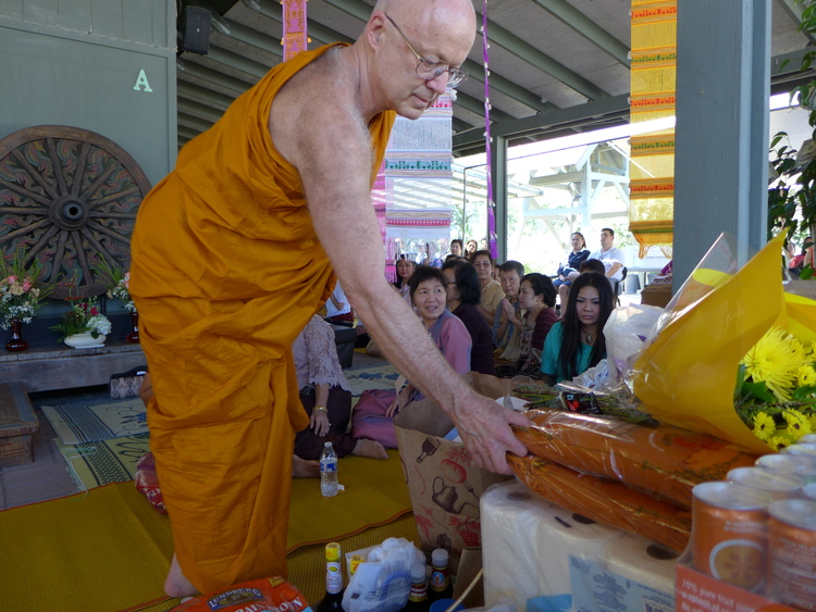 Taan Ajaan Geoff accepting offerings